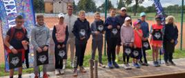 Wspólne zdjęcie zawodników z Sekretarzem Powiatu Łukaszem Skokowskim na kortach tenisowych w Dzierzkowicach Woli