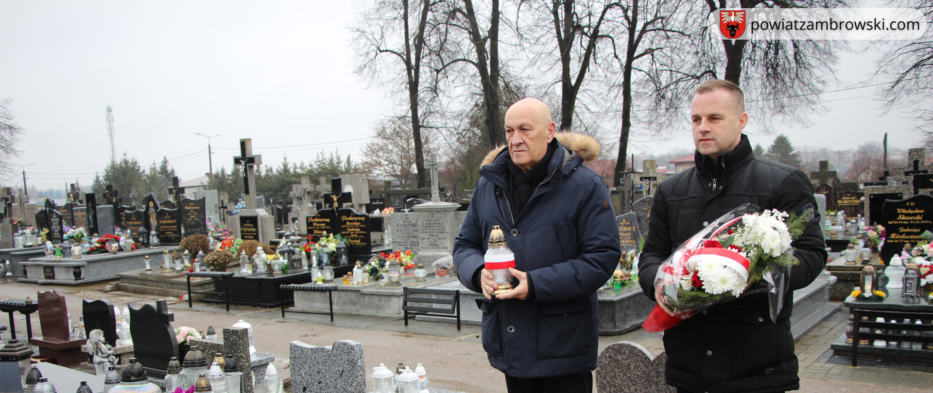 starosta i wicestarosta zambrowski składają kwiaty i znicz przy pomniku