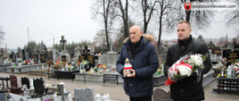 starosta i wicestarosta zambrowski składają kwiaty i znicz przy pomniku
