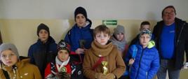 Drużyna SP Dubiny, która zajęła III miejsce pozuje z medalami i pucharem