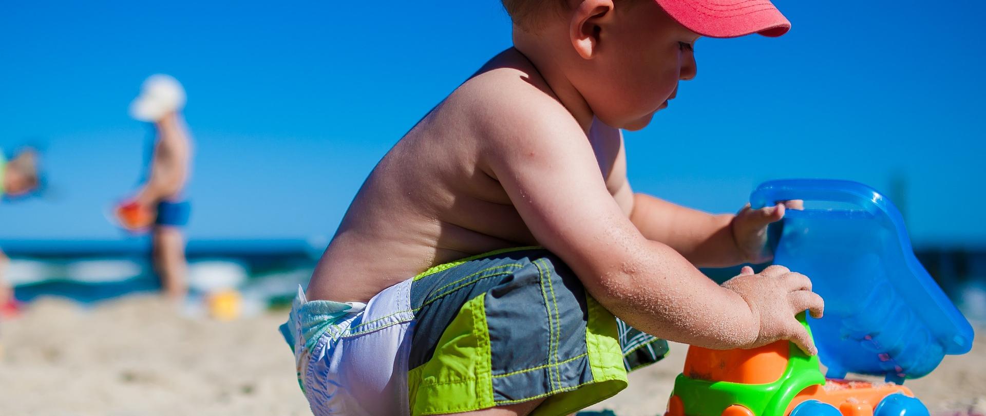 Dziecko na plaży - zdjęcie ilustracyjne