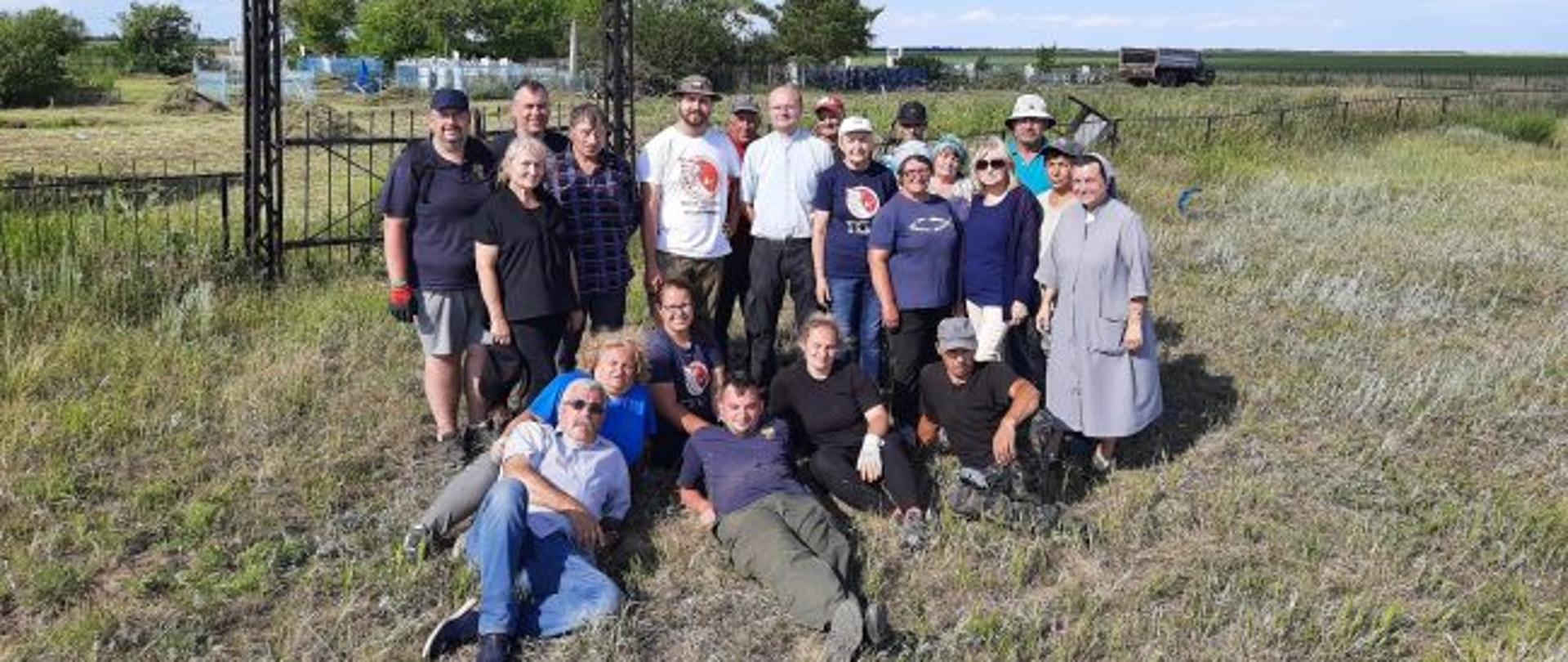 Wolontariusze podczas akcji "Mogiłę pradziada ocal od zapomnienia" w Kazachstanie