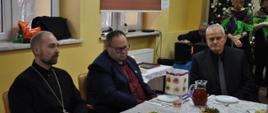 Uczestnicy spotkania siedzą za stołem