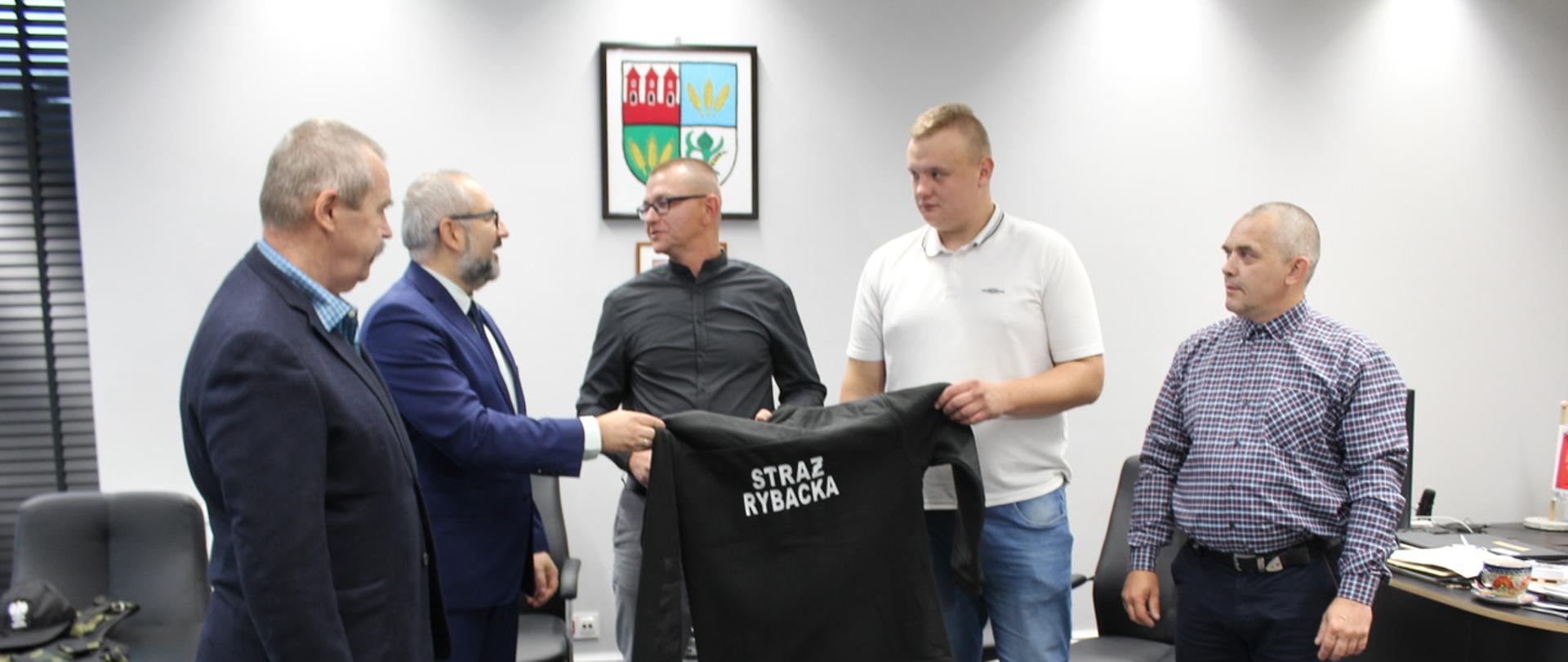 Zarząd Powiatu Przasnyskiego przekazał umundurowanie dla Społecznej Staży Rybackiej działającej na terenie powiatu