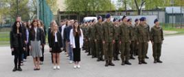 Uczniowie klas pierwszych - Oddziału Przygotowania Wojskowego oraz klasy cywilnej