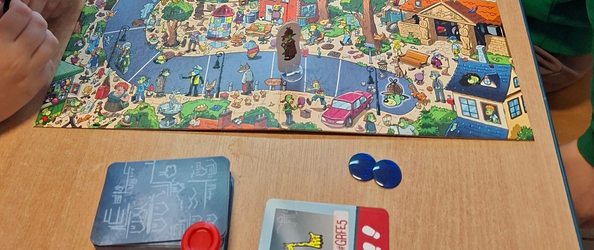 uczniowie grają w gry planszowe