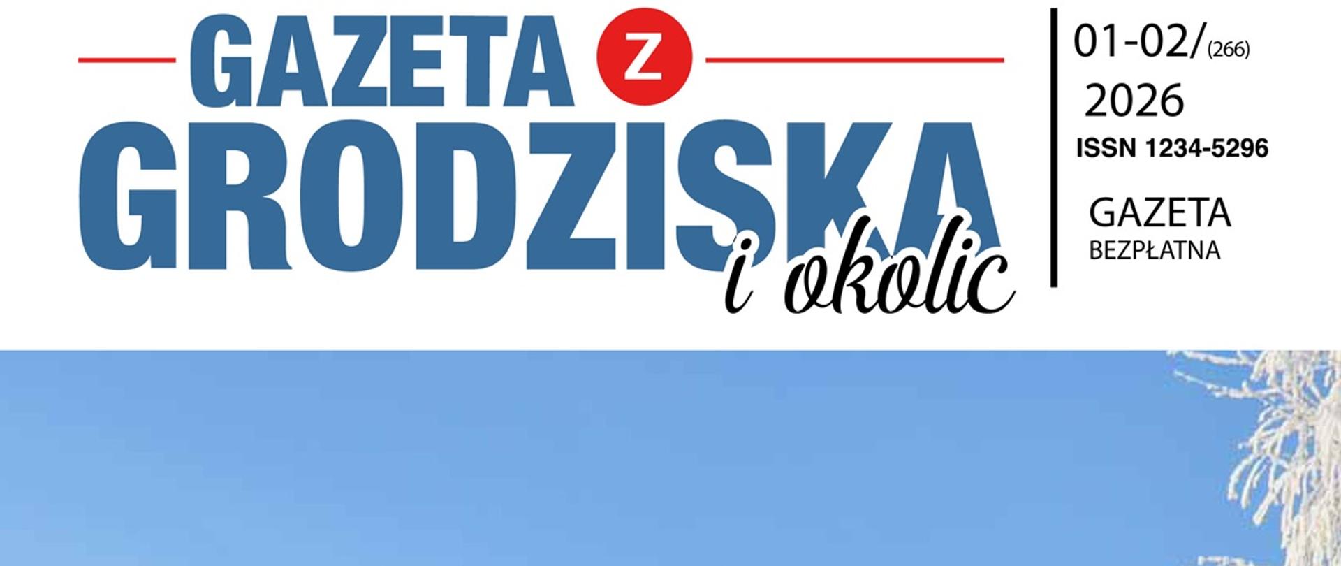 Zimowy krajobraz droga po bokach zasypane drzewa, czerwone litery podsumowanie roku 2025 w gminie grodzisko dolne
