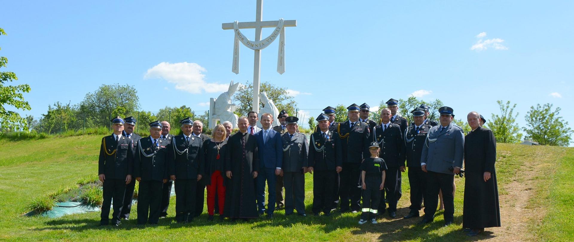 wspólne zdjęcie gości zebranych na uroczystości 