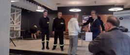 Radosław Krzemień podczas wręczania nagrody za zajęcie I miejsca