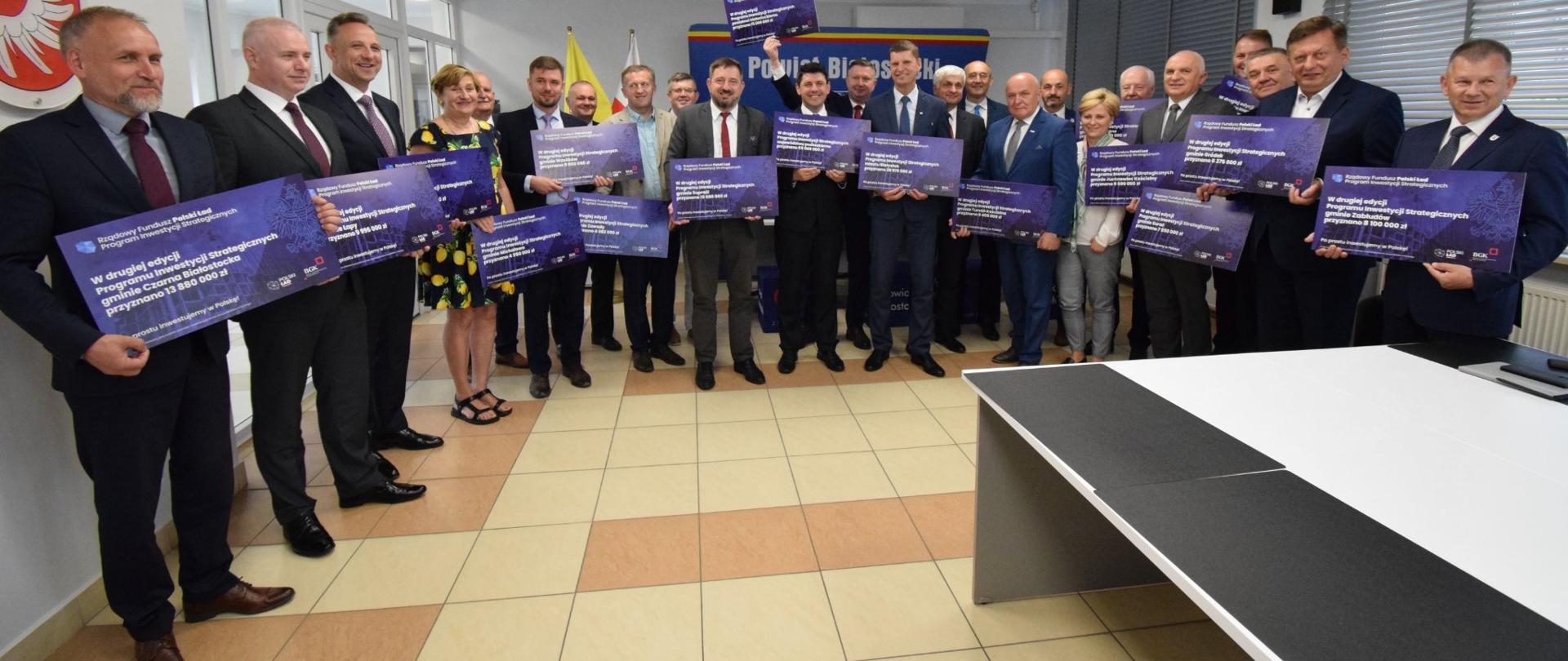 rozdanie czeków w II edycji Programu Inwestycji Strategicznych
