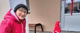 seniorzy podczas przygotowań dekoracji świątecznych