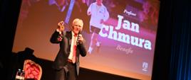 Profesor Jan Chmura przemawia podczas benefisu