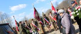Delegacje składają kwiaty przy pomniku
