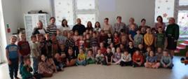 Edukacja to podstawa - zaproszeni przedstawiciele Komendy Policji w Hajnówce pozują do zdjęcia z dziećmi, nauczycielkami i Dyrekcją placówki