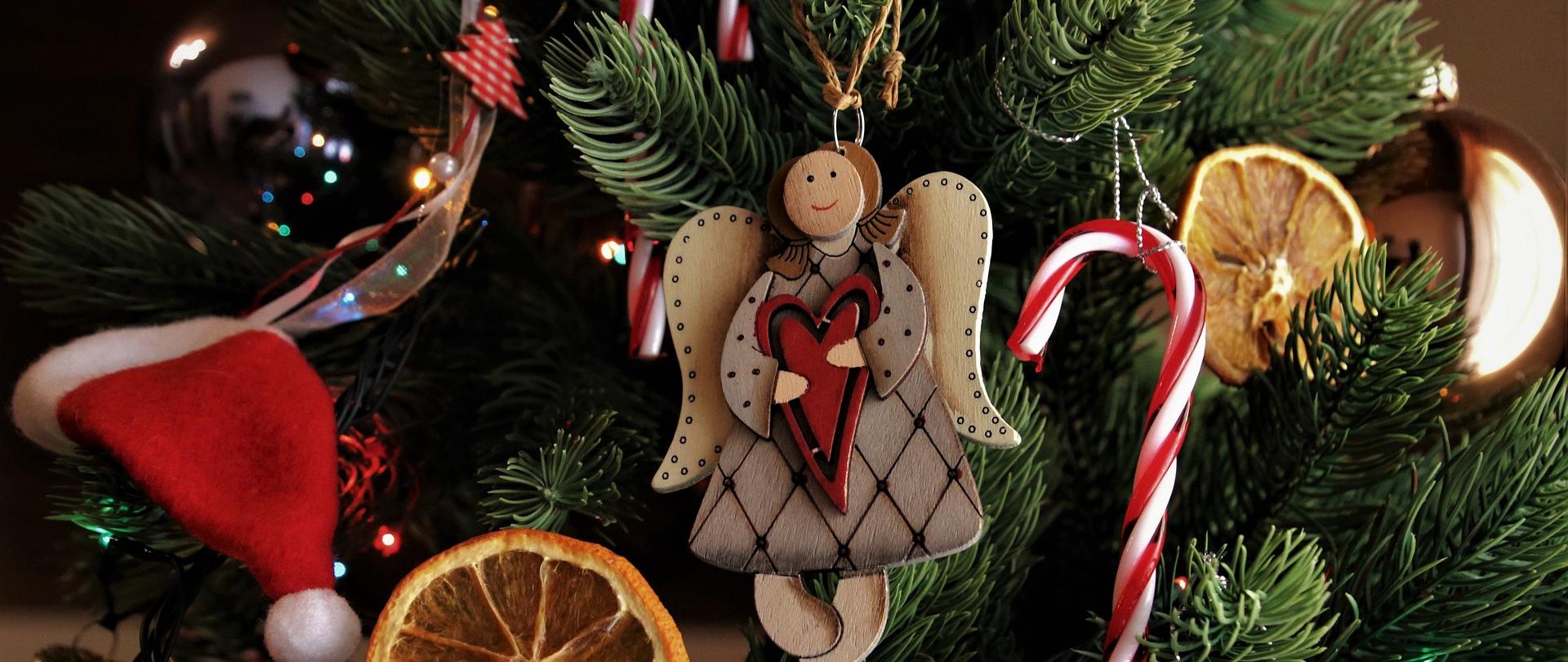 Zdjęcie przedstawia ozdoby świąteczne zawieszone na choince