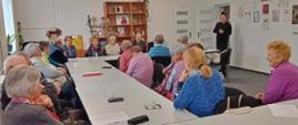 seniorzy podczas spotkania z psychologiem