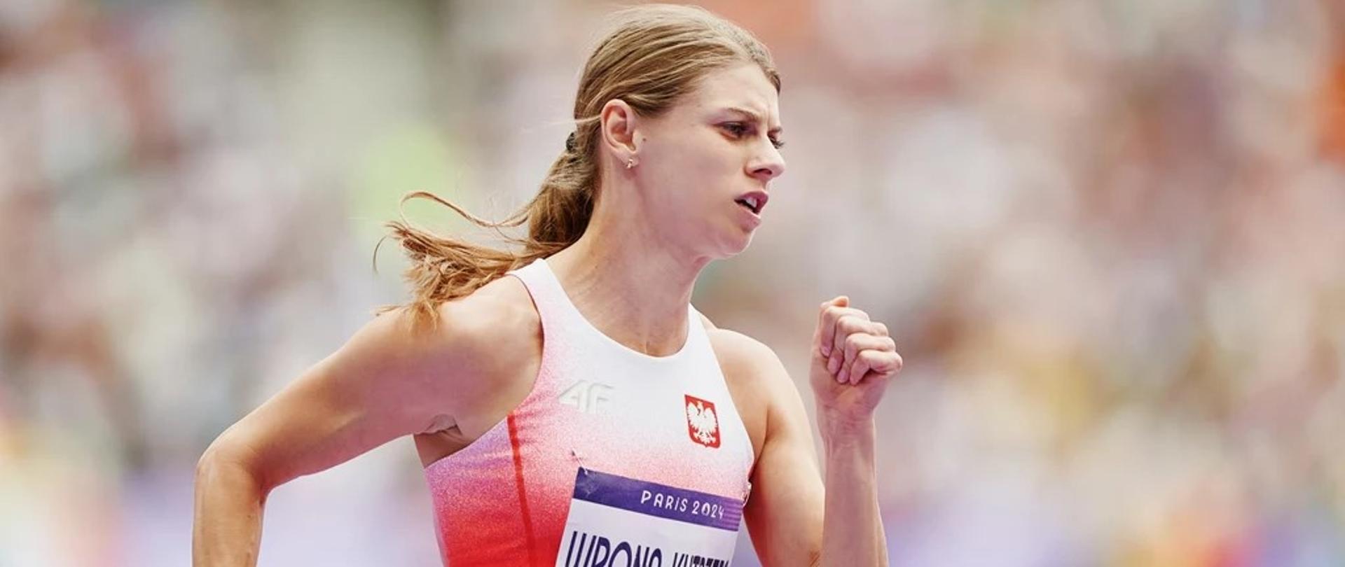 Alicja Wrona-Kutrzepa podczas biegu z pałeczką sztafetową