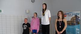 Moment nagrodzenia uczestników - młodzi zawodnicy stoją na podium