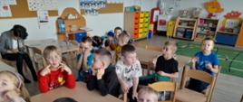 Dzieci w klasie przy stolikach