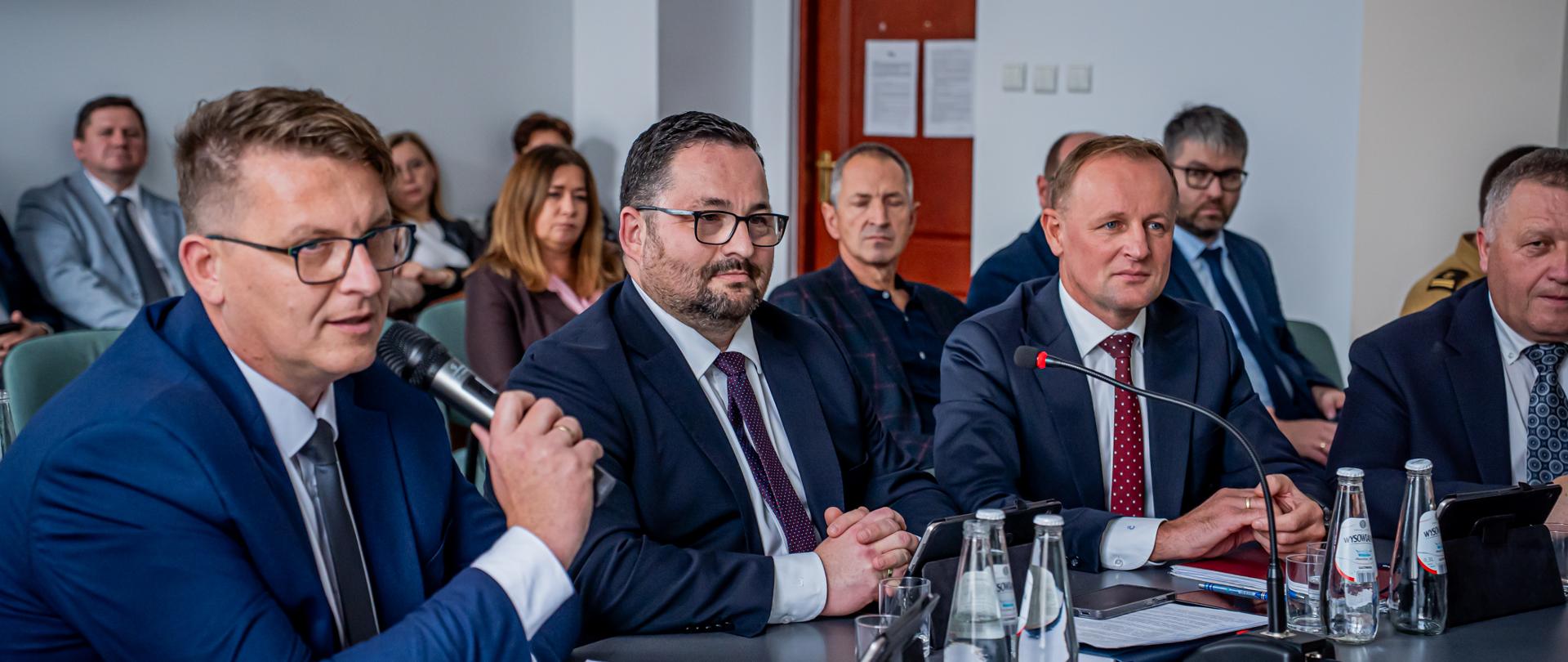Członkowie zarządu powiatu gorlickiego od lewej: Marcin Krzemiński, Mirosław Waląg, Krzysztof Flądro