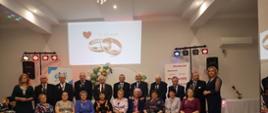 ZŁOTY JUBILEUSZ PAR MAŁŻEŃSKICH - JUBILACI WRAZ Z PANIĄ WÓJT ORAZ Z-CĄ KIEROWNIKA URZĘDU STANU CYWILNEGO PANIĄ EWELINĄ GROTKOWSKĄ