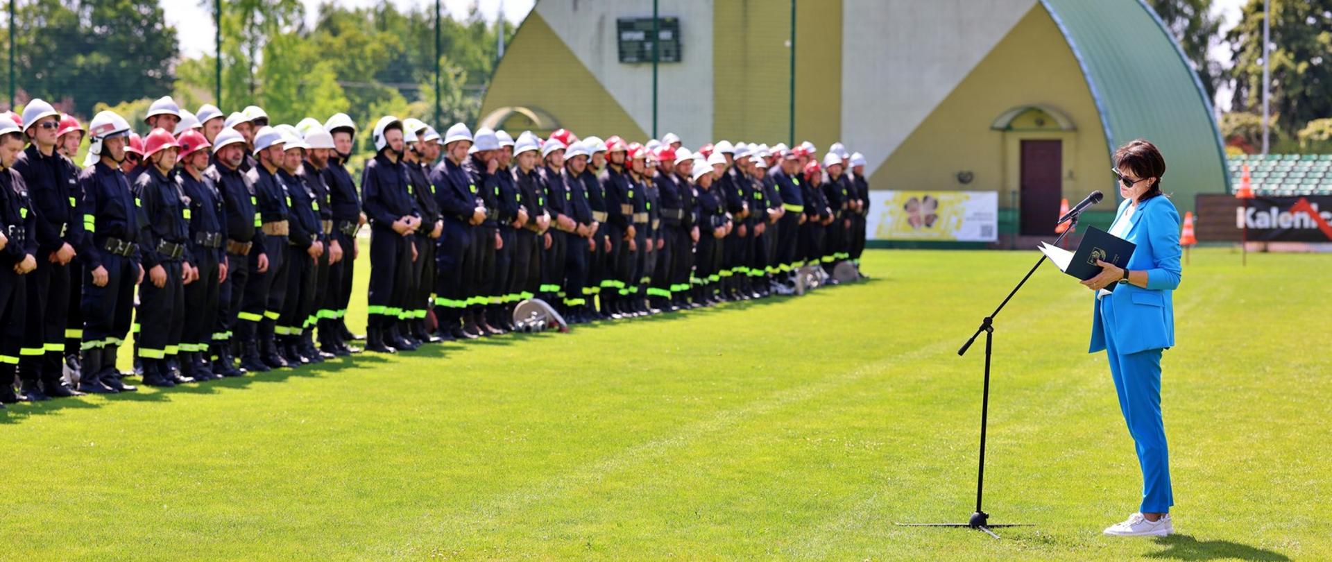 strażacy podczas zawodów sportowo-pożarniczych