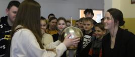 Uczniowie podczas eksperymentu fizycznego