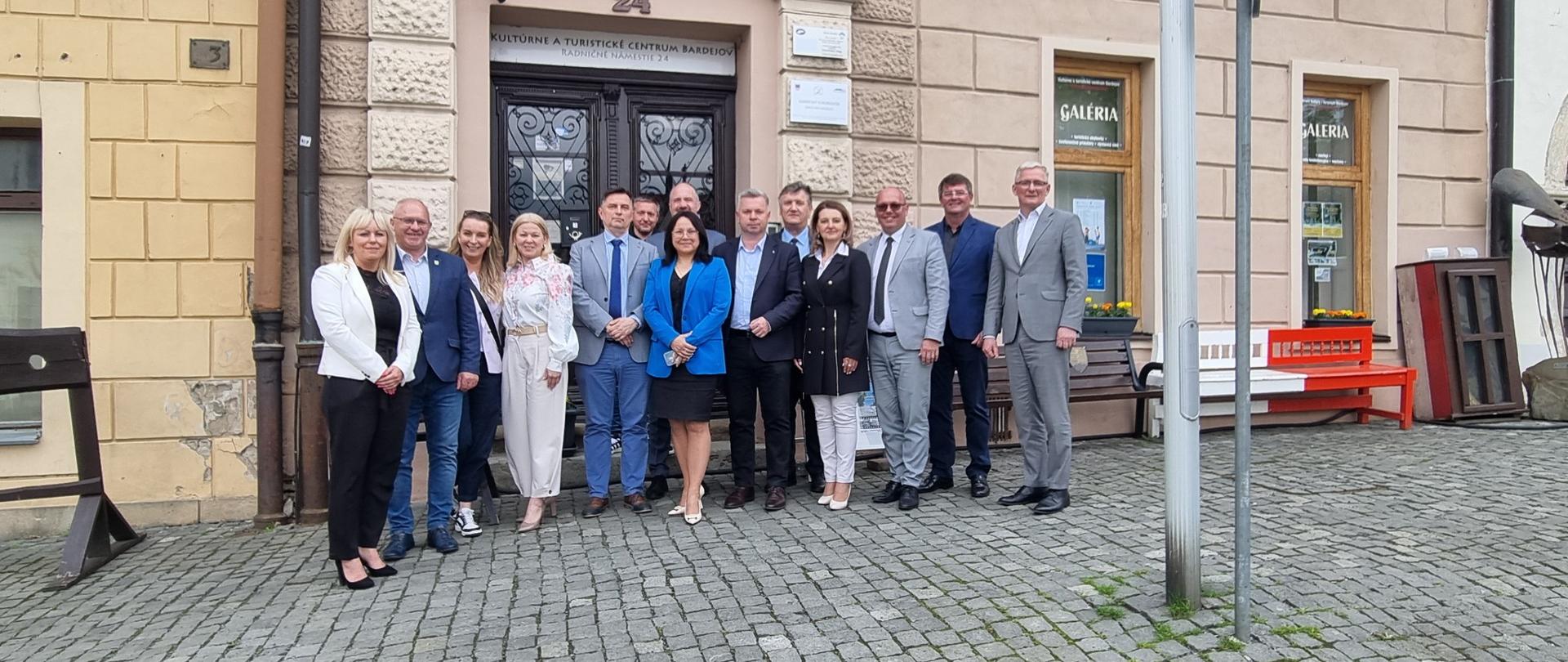 Uczestnicy spotkania pozują do zdjęcia na tle budynku Polsko - Słowackiego Domu
