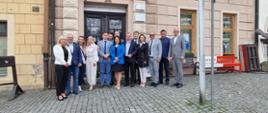 Uczestnicy spotkania pozują do zdjęcia na tle budynku Polsko - Słowackiego Domu