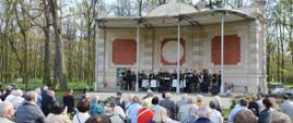 3 maja w świerklanieckim parku Koncert Orkiestry Dętej Bytom w amfiteatrze. Liczna publiczność na widowni amfiteatru.