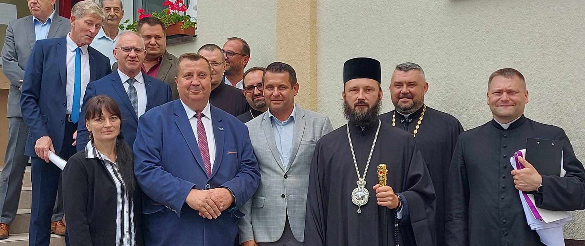 Wszyscy uczestnicy uroczystości pozują na tle Ośrodka