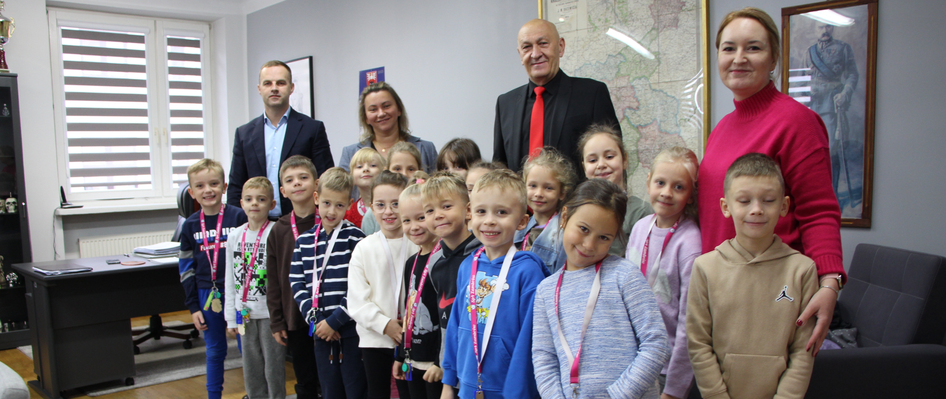 grupowe zdjęcie starostów z dziećmi z kl. IB SP 4 Zambrów