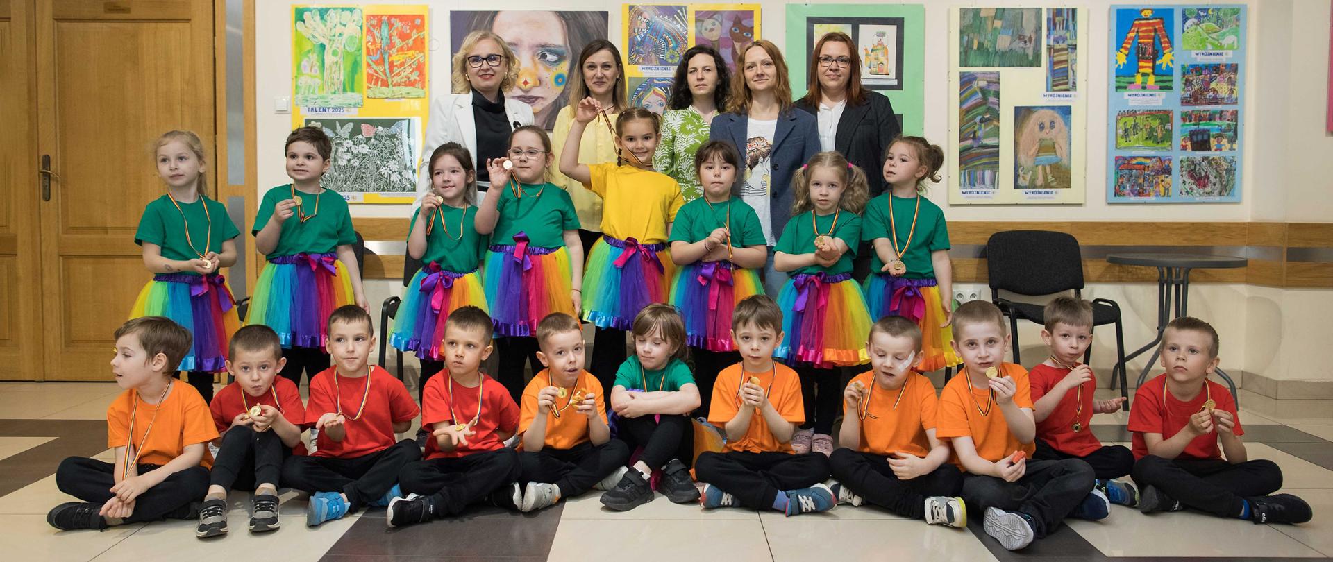 IX Przegląd Talentów Osób z Niepełnosprawnością „Hajnowskie Prezentacje Artystyczne” - nasze przedszkolaki pozują do zdjęcia