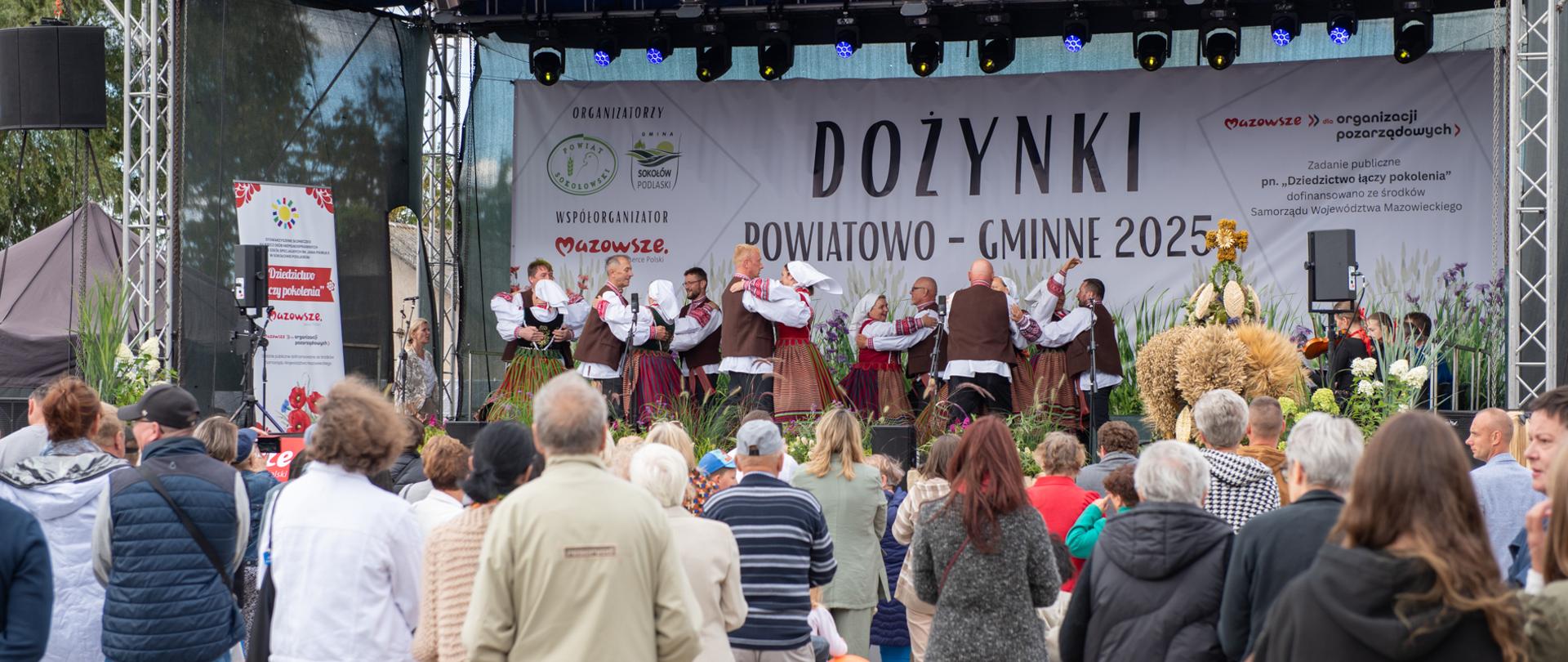 Na fotografii widzimy występ Zespołu Pieśni i Tańca Sokołowianie. Pary w ludowych strojach tańczą do muzyki wykonywanej przez kapelę.