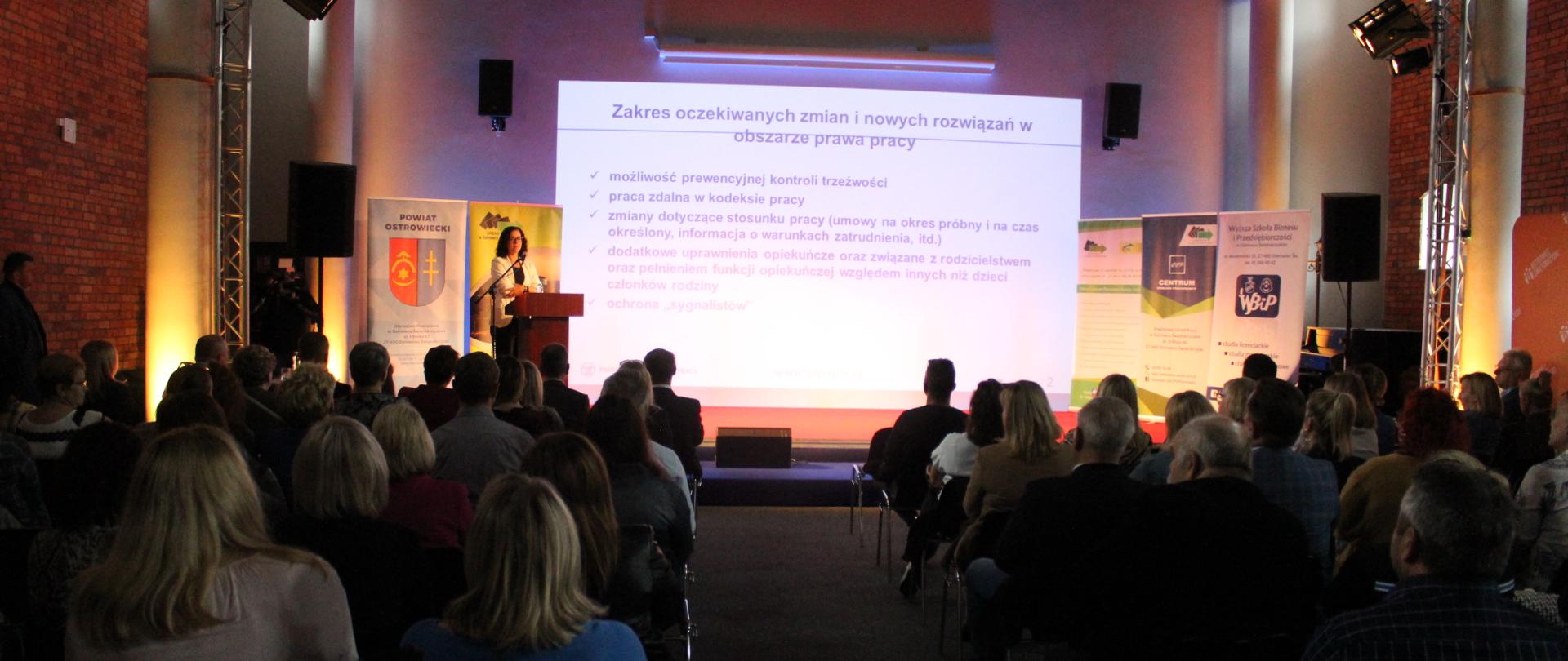 Ponad stu przedsiębiorców uczestniczyło w konferencji zorganizowanej przez ostrowiecki Urząd Pracy