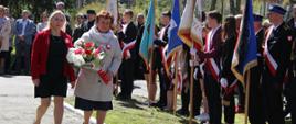 Poszczególne delegacje składają kwiaty
