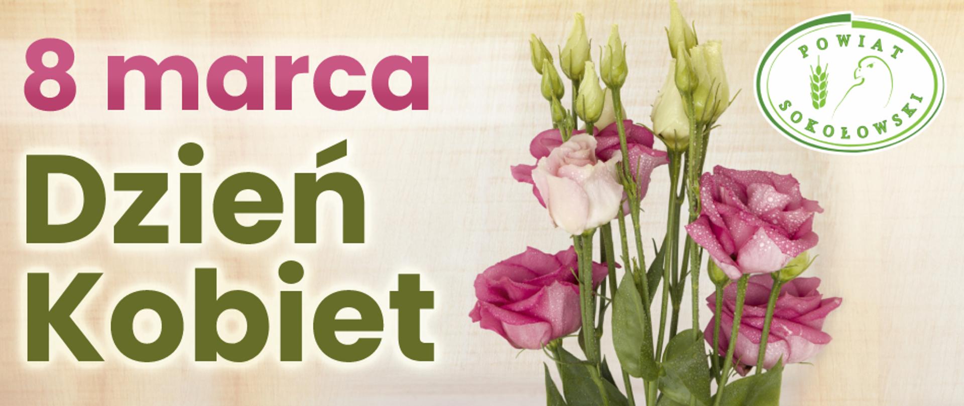 Na imitującym jasne drewno tle, bukiet pokrytych kropelkami wody róż. Po jego lewej stronie napis: 8 marca - Dzień Kobiet