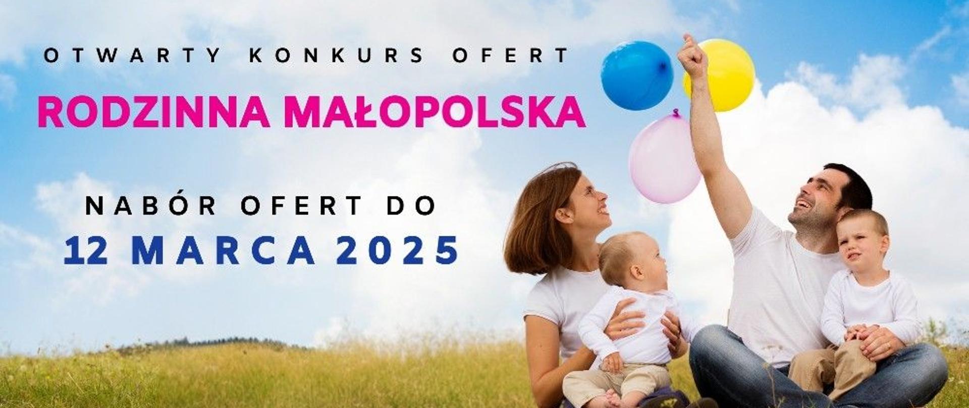 Banner programu małopolska rodzinna nabór ofert do 12 marca 2025 na łące siedzi kobieta i mężczyzna w pozycji "po turecku" na ich kolanach siedzą dzieci. Wszyscy w białych koszulkach, mężczyzna jedną ręką podtrzymuje dziecko a drugą unosi w górę z trzema balonami różowym, niebieskim i żółtym. Za napisami piękne niebieskie niebo i parę chmurek.