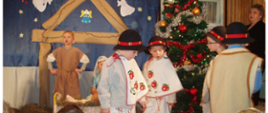 Mali aktorzy odgrywają scenę na tle przygotowanych dekoracji teatralnych