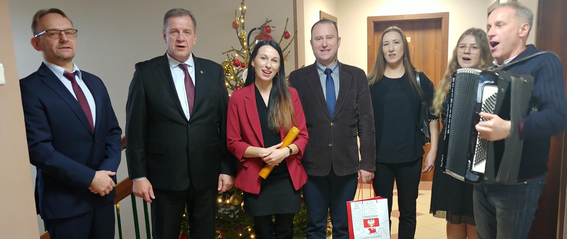Starostowie Sławomir Jerzy Snarski i Piotr Bożko kolędują wraz z nauczycielami i dyrektorem Zespołu Szkół Nr 4 im. Ziemi Podlaskiej w Bielsku Podlaskim