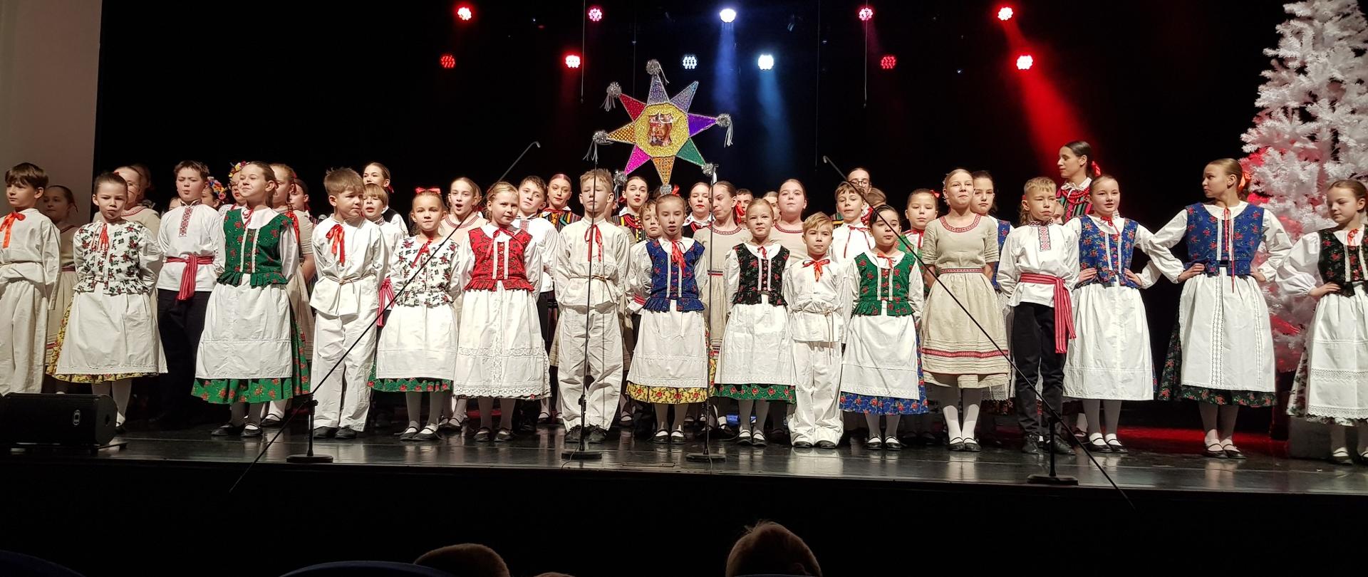 Dzieci w strojach ludowych na scenie