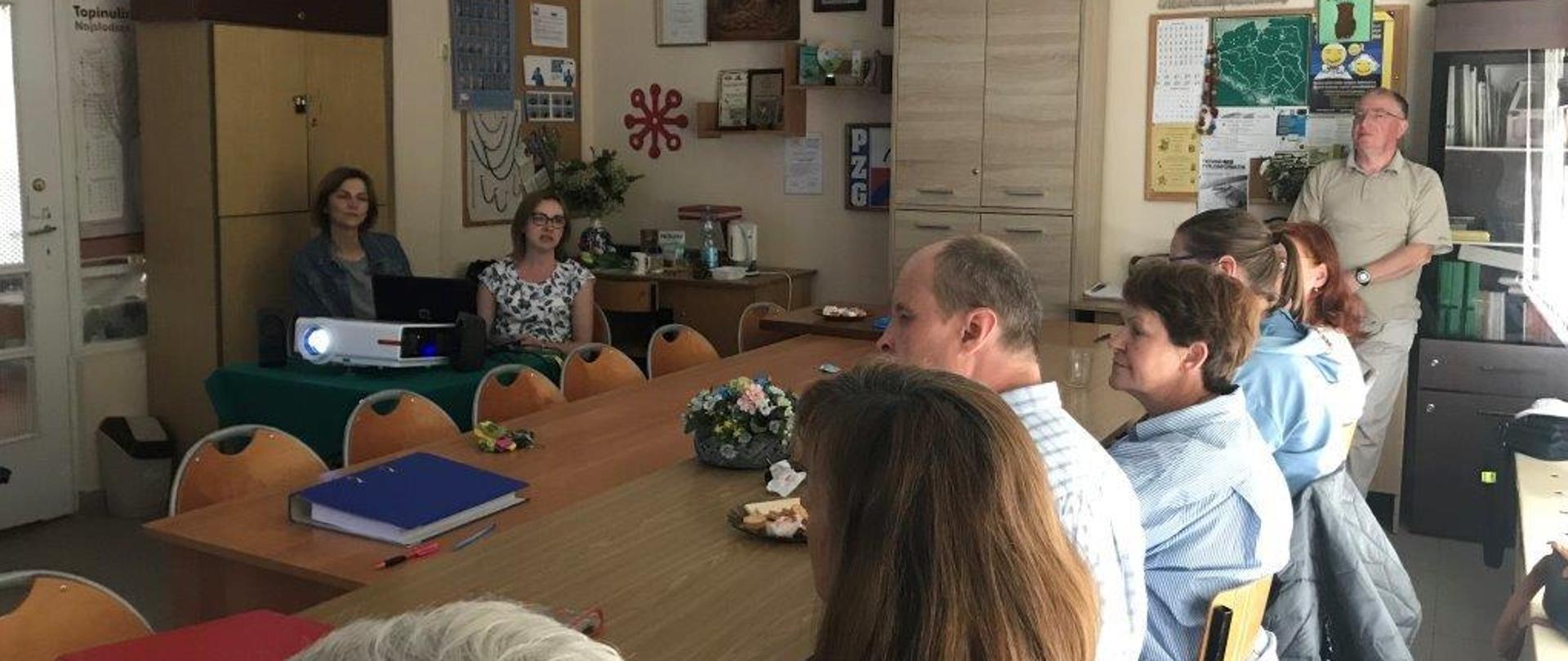 Podczas spotkania w siedzibie Koła - uczestnicy Koła słuchają wykładów 
