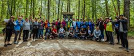 Rajd nordic walking - uczestnicy wydarzenia pozują do wspólnego zdjęcia