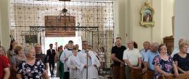 Korowód dożynkowy wchodzący do kościoła 