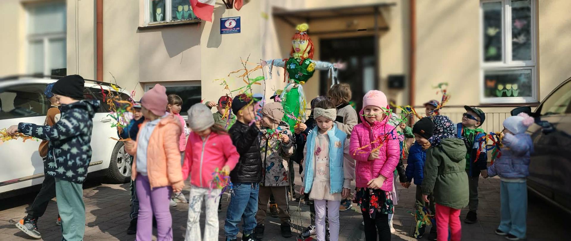 Przedszkolaki podczas obchodów Pierwszego Dnia Wiosny