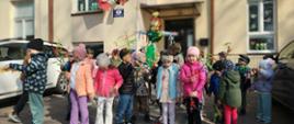 Przedszkolaki podczas obchodów Pierwszego Dnia Wiosny