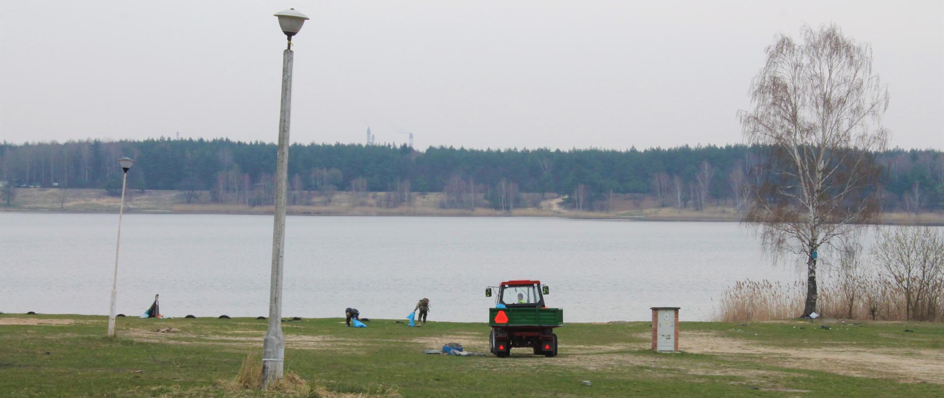 Sprzątanie okolic zalewu