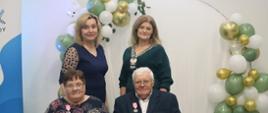 ZŁOTY JUBILEUSZ PAR MAŁŻEŃSKICH - JUBILACI WRAZ Z PANIĄ WÓJT ORAZ Z-CĄ KIEROWNIKA URZĘDU STANU CYWILNEGO PANIĄ EWELINĄ GROTKOWSKĄ