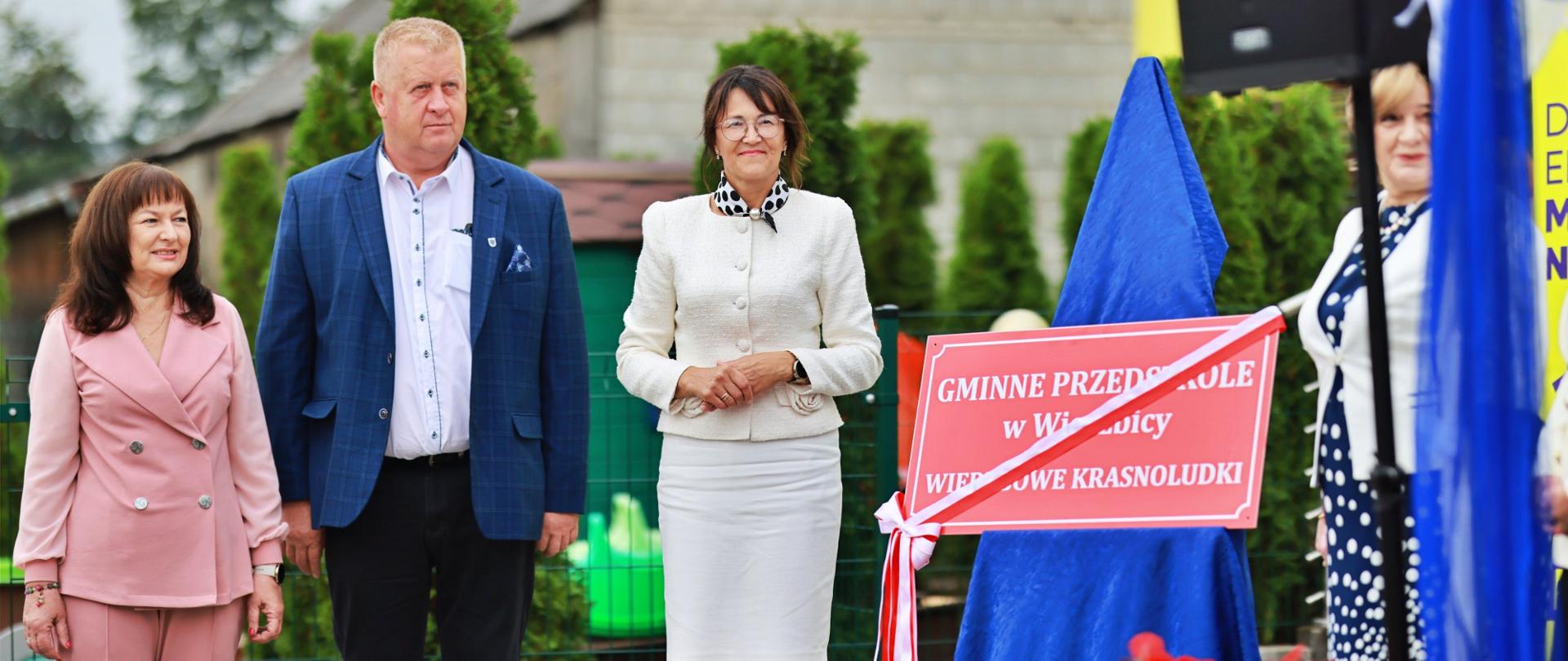 ludzie podczas uroczustości jubileuszu 50-lecia Przedszkola w Wierzbicy