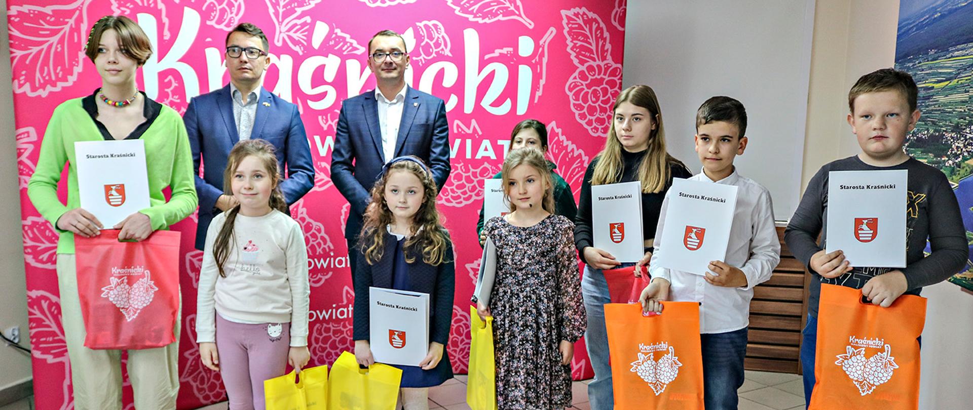 Na zdjęciu: Wicestarosta Kraśnicki Paweł Kudrel, Sekretarz Powiatu Łukasz Skokowski z laureatami konkursu "Serce dla Żołnierza".